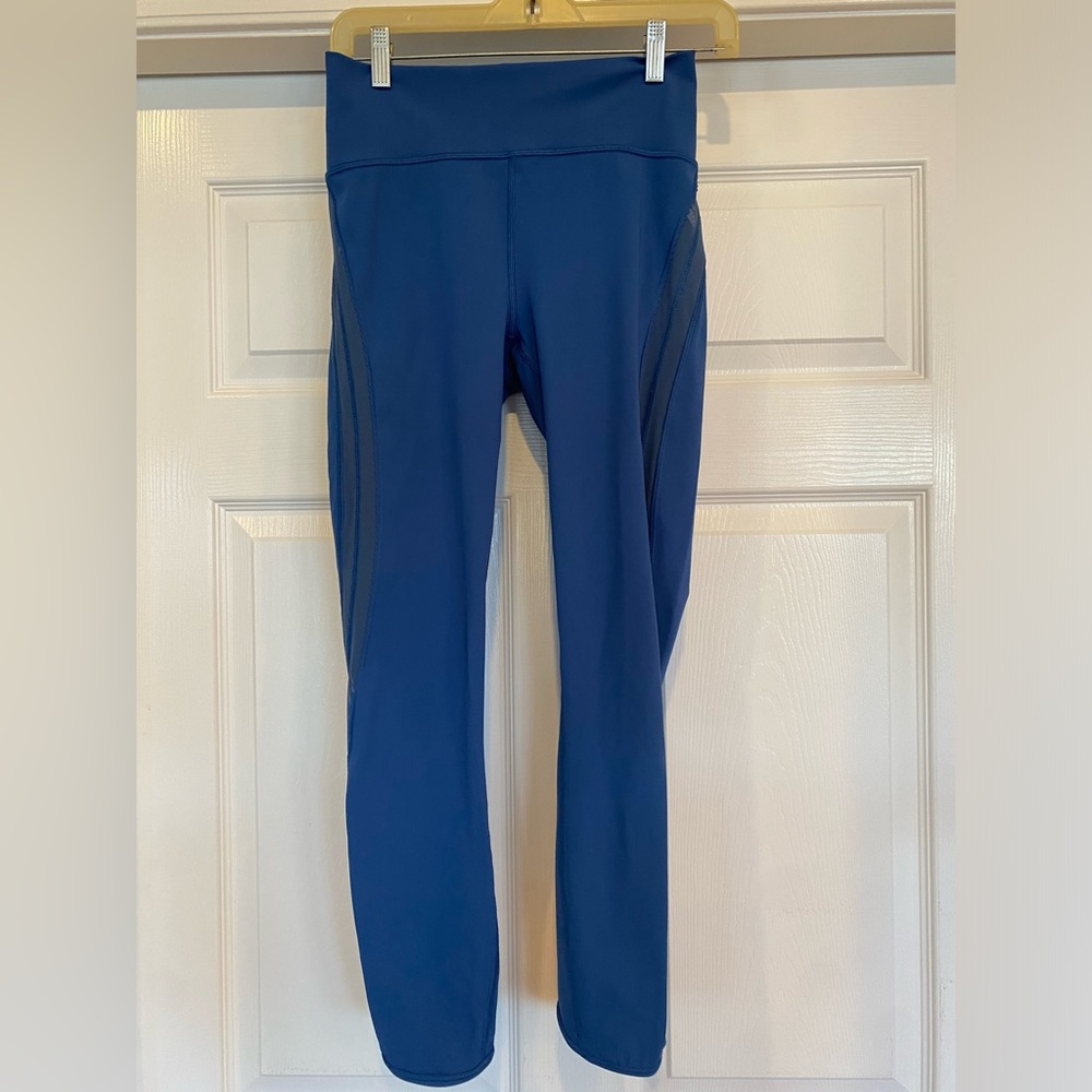 Blue Lululemon size 6 with mesh sides. Excellent condition 25 inch